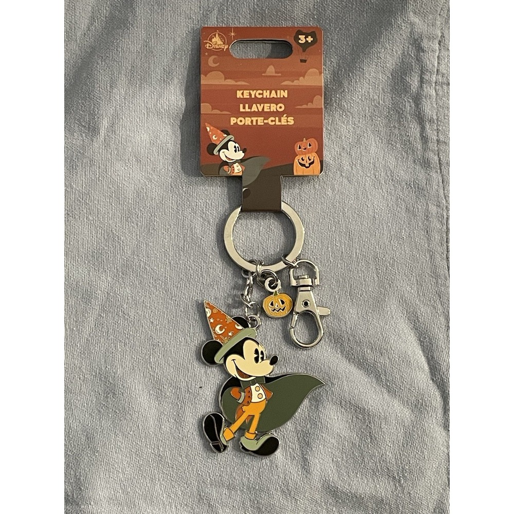 NEW Walt Disney Parks Mickey Mouse Happy Halloween Metal Keychain w/ Hat & Cape‎